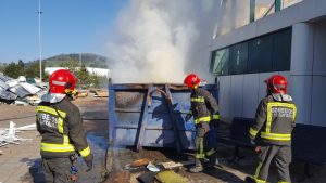 Los bomberos sofocaron el fuego del contenedor