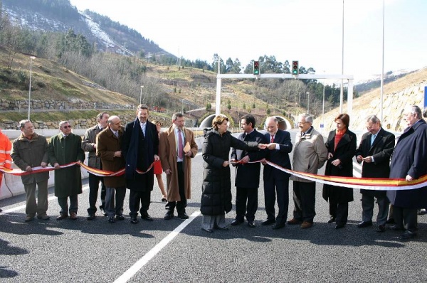 Aunque se abrió al tráfico en febrero de este año, ayer se inauguró el nuevo acceso desde la Autovía de la Meseta a Los Corrales de Buelna y el Polígono Industrial de Barros por el norte.