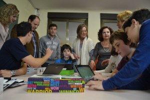 Autoridades y alumnos del Manuel lledçias con sus nuevos ordenadores.