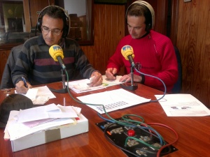 Salvador Victorino y Salvador Fernández en el sorteo de premios en la emisora de radio.