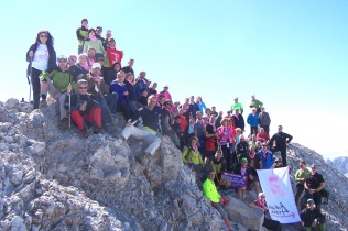 La marcha de montaña contra el cáncer de mama llegó a la cumbre
