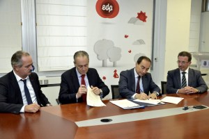 Momento de la firma entre el consejero de Educación, Miguel Ángel Serna, y representantes de EDP