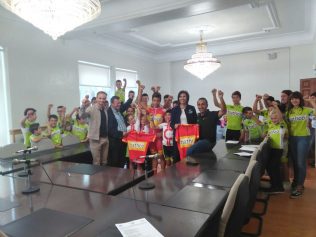 El Ayuntamiento de Los Corrales recibió a la escuadra ciclista Bathco