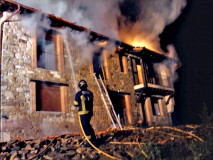 Fuego en una vivienda en Coo