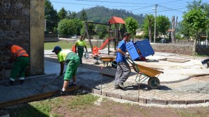 Obras en el nuevo parque infantil en Barros.