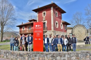 Inauguración del totem que recuerda los 150 años de Forjas de Buelna