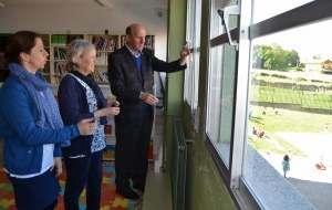 González Linares critica el incumplimiento de la promesa de renovar los viejos ventanales y persianas del colegio Pero Niño