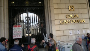 Afectados concentrados frente a la sede principal de Caja Cantabria en Santander