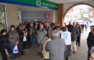 Nueva protesta de los afectados por las preferentes en Los Corrales de Buelna