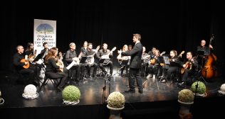 La nueva Orquesta de Plectro de Los Corrales puso en pie al público que llenó el Teatro Municipal