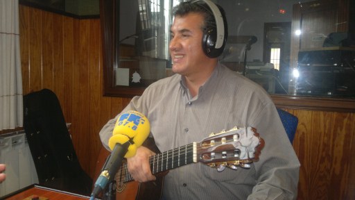 Pancho Torres canta en directo en A los 4 Vientos