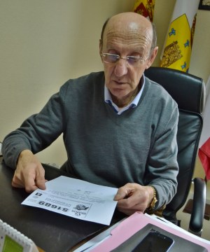 González Linares con el recibo de devolución