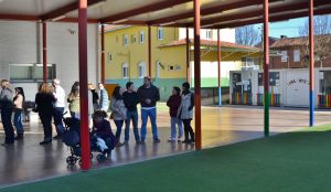 Patio e instalaciones provisionales del colegio La Robleda
