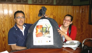 Salvador Victorino y María Añívarro muestran el saco conteniendo los 13.700 tiquets