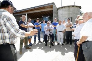 Un momento de la presentación del proyecto de abastecimiento de agua a zonas ganaderas en San Felices, presidido por el consejero Jesús Oria (Foto: Lara Revilla)