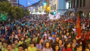 Cientos de festeros en el inicio de San Juan 2013.