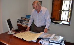 El alcalde con el nuevo documento sobre la mesa de su despacho