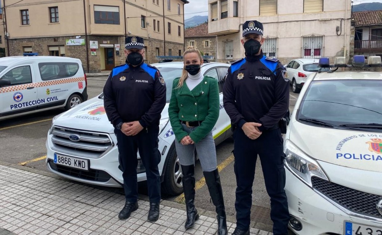 Agentes de la Policía Local con la concejal María Abascal Riaño