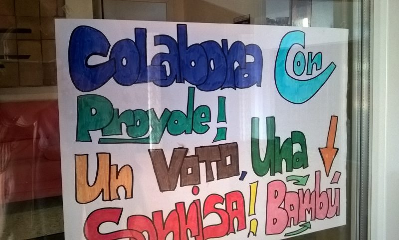 Uno de los carteles que llaman a la votación en el cventro La Salle de Los Corrales.