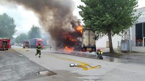 Un camión arde por completo en Barros