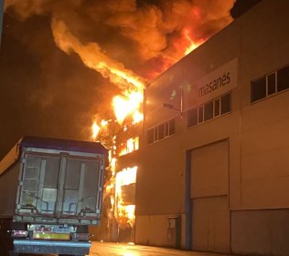 Incendio en una nave de almacenaje del polígono de Barros