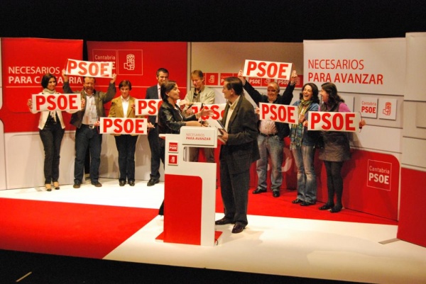 El PSOE defendió su labor en las políticas sociales regionales y locales en su mitin de Los Corrales de Buelna