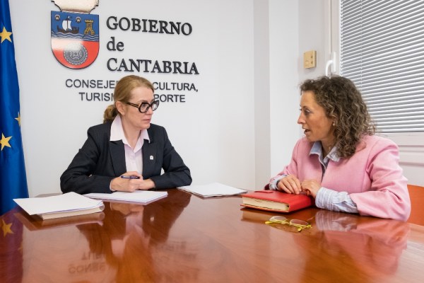 La consejera de Cultura, Turismo y Deporte, Eva Guillermina Fernández, se reúne con la alcaldesa de Molledo, Verónica Mantecón. Foto: Raúl Lucio