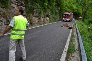 Una gran piedra bloqueó un carril de la carretera a Cieza