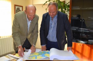 González Linares con el consejero de Medio Ambiente, Javier Fernández, consultando la nueva documentación