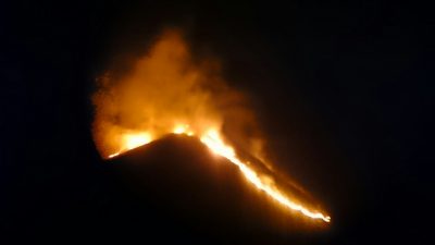 El fuego arrasa el Cueto y la Peña del Moro, en Monte Brazo
