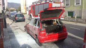 Vehiculo afectado por el incendio
