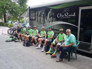 Ciclistas y directores de Bathco en la Itzulia