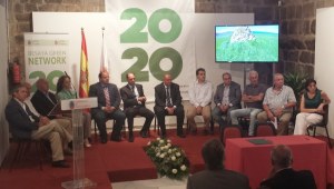 Los diez alcaldes del Besaya junto al presidente y consejero