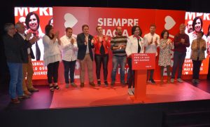 Josefina González invitó a los miembros de su candidatura a subir al escenario