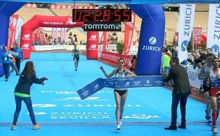 Paula González pulveriza el crono y vuelve a ganar la Maratón de Sevilla