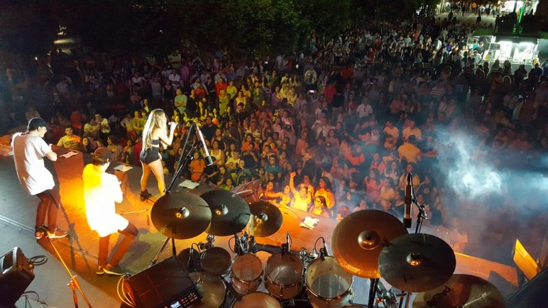 Ana Mena abrió los grandes conciertos de San Juan en Los Corrales