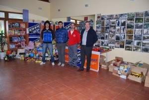 Los organizadores de la II Marcha MTB Valle de Cieza entregan juguetes y alimentos a la Cruz Roja