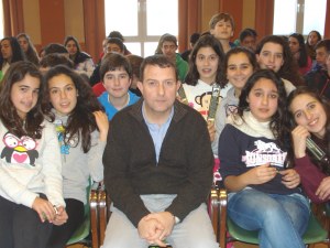 Ramón Villegas con alumnos de La Salle.
