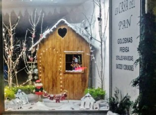 El comercio de Los Corrales se prepara para la Navidad con su tradicional concurso de escaparates