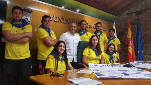 La organización corre a cargo de una comisión de jóvenes vecinos del pueblo pertenecientes a la peña El Gallo, acompañados en la fotografía por el alcalde, Agustín Molleda