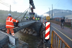 La empresa Senor colocó este lunes una parte de la plataforma del nuevo puente