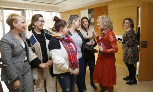 Díaz Tezanos con alumnas y profesoras del María Telo