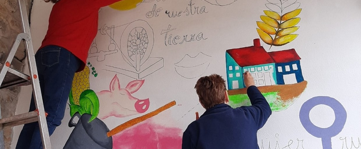 Las mujeres de Anievas convierten la fachada de las escuelas en una clase sobre tradiciones