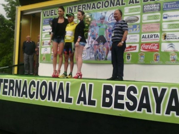  Gómez con el jersey amarillo antes de recibir el premio de manos de José López