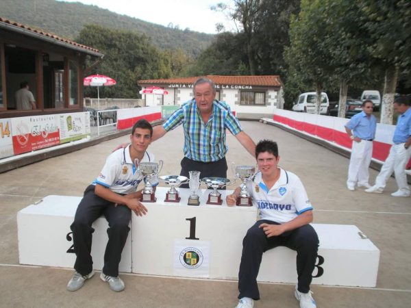  Cundi, en el centro, con Sergio Castillo y Jairo Arozamena