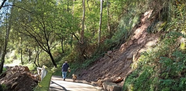 Un argayo ha obligado al Ayuntamiento a cerrar un tramo de esa vía durante dos semanas para su reparación