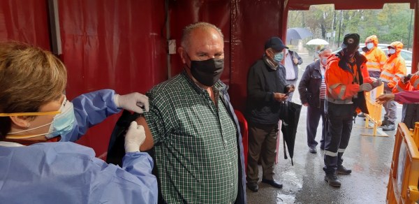En el primer día se han vacunado en Los Corrales de Buelna cerca de 330 personas