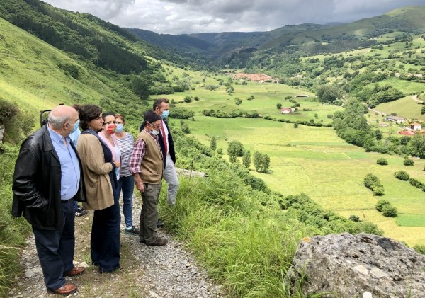 El consejero de Desarrollo Rural ha realizado una visita al municipio para comprobar in situ las principales necesidades planteadas por su alcaldesa