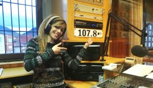 Sara en el estudio de control de Radio Valle de Buelna.