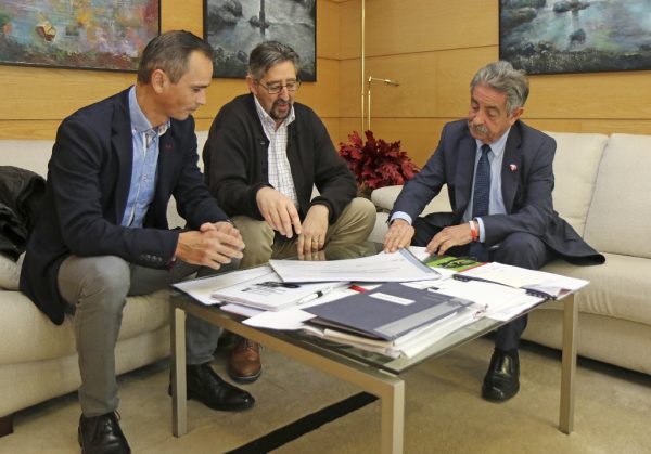 El presidente con el alcalde Luis Ignacio Argumosa y Javier Conde